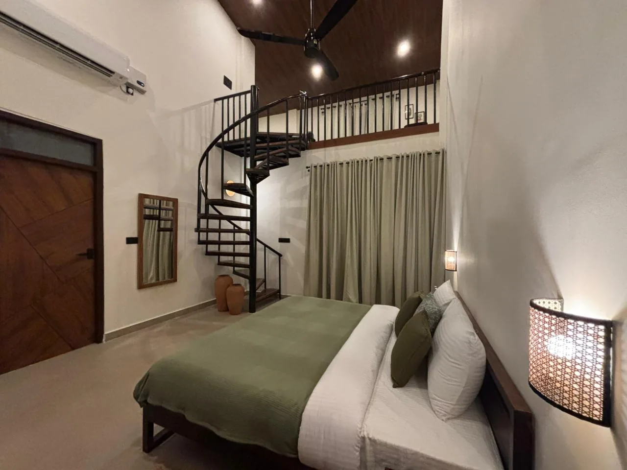 A mezzanine bedroom at Semal