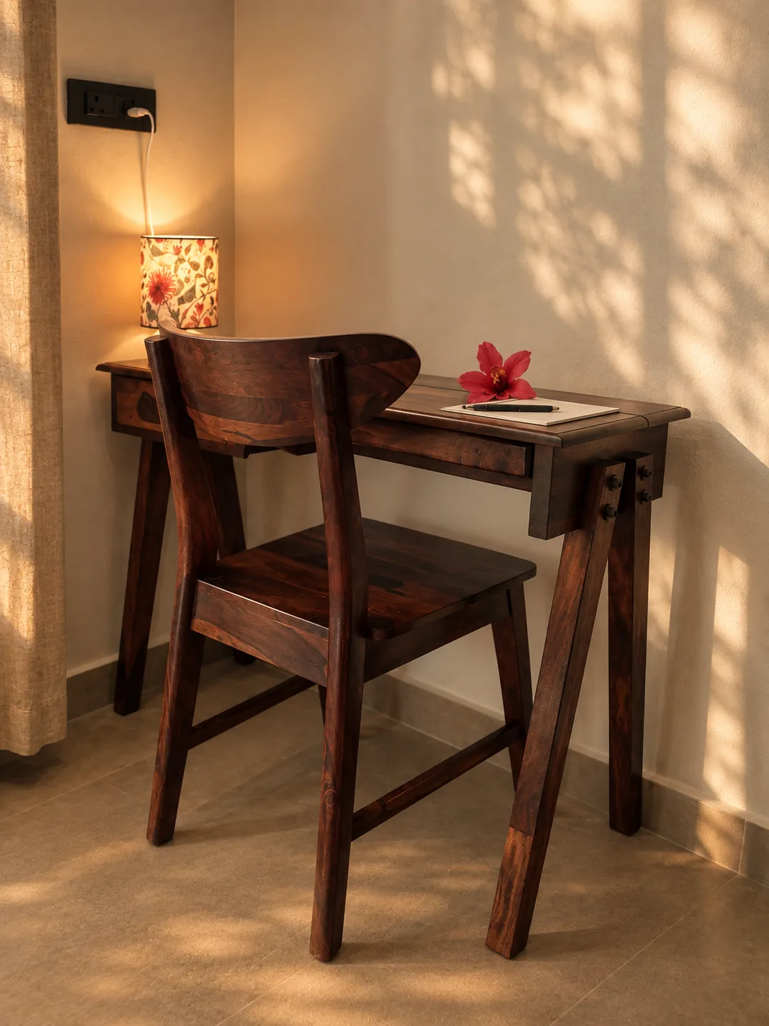 A writing desk and chair in a room at Semal